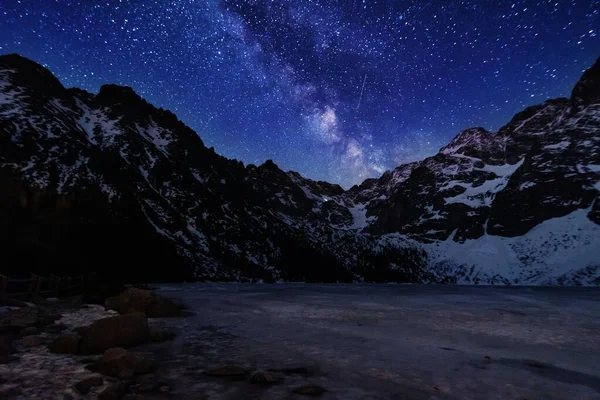 Heller Sternenhimmel Mit Der Milchstraße Vor Dem Hintergrund Der Hohen — Stockfoto