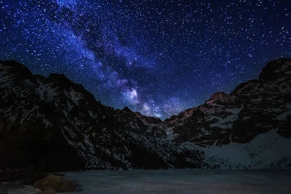 Yüksek Tatras dağlarının arka planında Samanyolu olan parlak yıldızlı gökyüzü