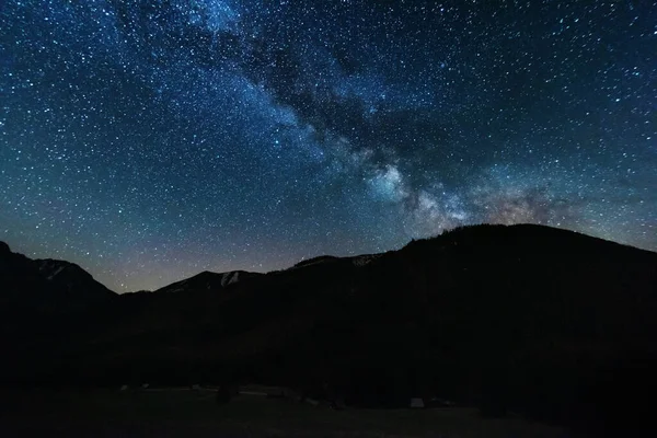 빛나는 밤하늘 지방의 배경을 이루고 — 스톡 사진