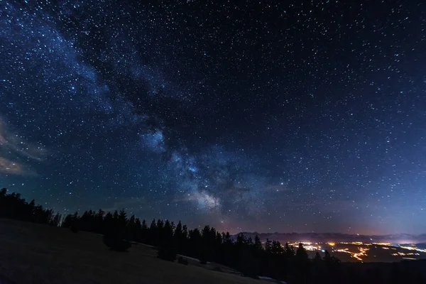 在塔特拉山的背景上 明亮的星空闪烁着银河般的光芒 — 图库照片