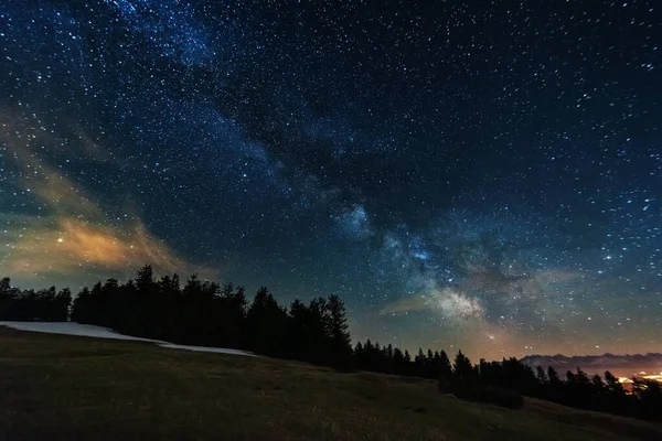 빛나는 밤하늘 지방의 배경을 이루고 — 스톡 사진