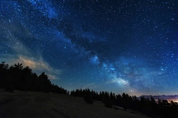 밤하늘 은하수가 산맥의 — 스톡 사진