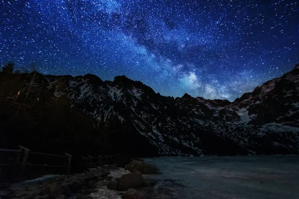 在塔特拉山的背景上 明亮的星空闪烁着银河般的光芒 图库图片