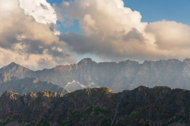 Polonya Lisesi 'nde sonbahar sabahı manzaraları