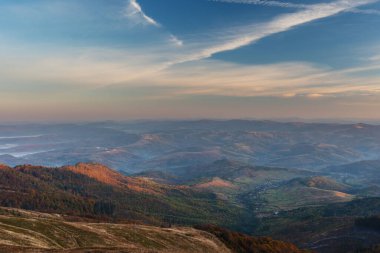 Yaz mevsiminde dağlık gölleri ve resimli evleri olan Polonya Lisesi 'nin güzel manzarası.