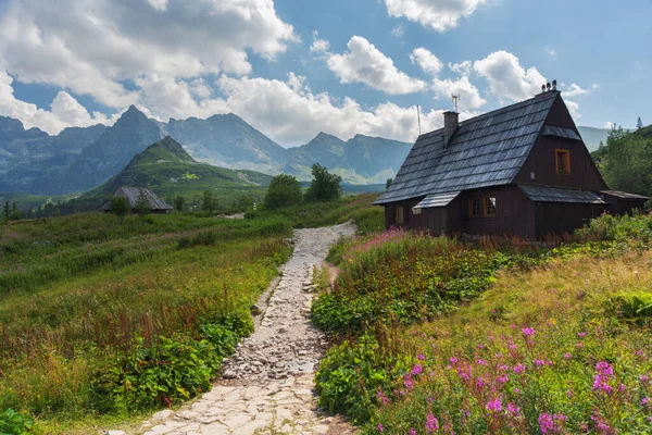 波兰高塔拉斯美丽的景色 有高山湖泊和风景如画的房屋 免版税图库图片