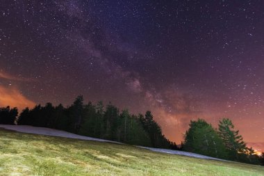Yüksek Tatras dağlarının arka planında Samanyolu olan parlak yıldızlı gökyüzü