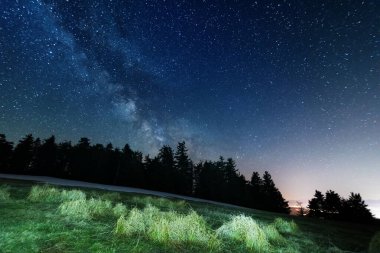 Yüksek Tatras dağlarının arka planında Samanyolu olan parlak yıldızlı gökyüzü