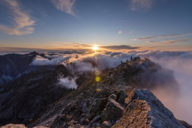 Polonya ve Slovakya yüksek Tatra dağlarında yaz günbatımları ve gün doğumları