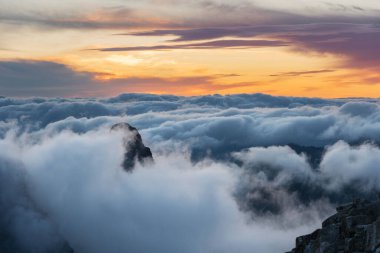 Polonya ve Slovakya yüksek Tatra dağlarında yaz günbatımları ve gün doğumları