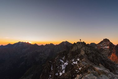 Polonya ve Slovakya yüksek Tatra dağlarında yaz günbatımları ve gün doğumları