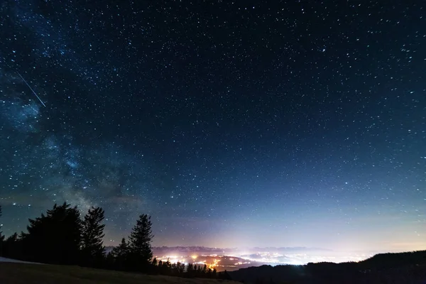 Heller Sternenhimmel Mit Der Milchstraße Vor Dem Hintergrund Der Hohen — Stockfoto