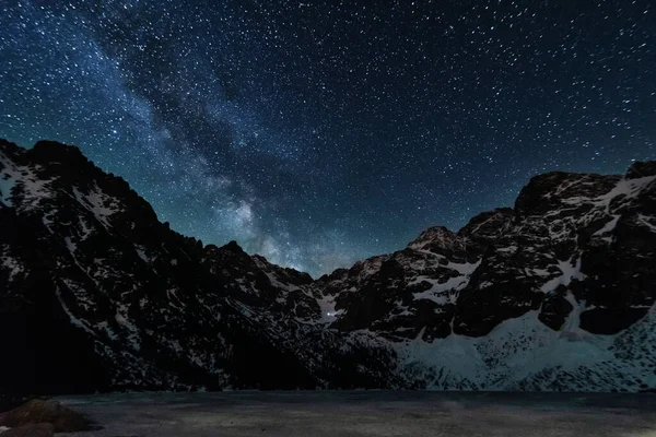 Yüksek Tatras dağlarının arka planında Samanyolu olan parlak yıldızlı gökyüzü