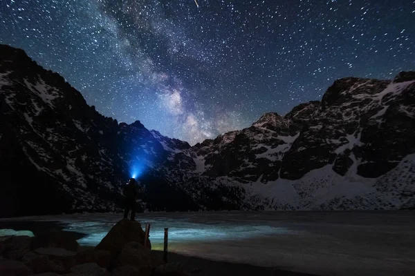 Yüksek Tatras dağlarının arka planında Samanyolu olan parlak yıldızlı gökyüzü