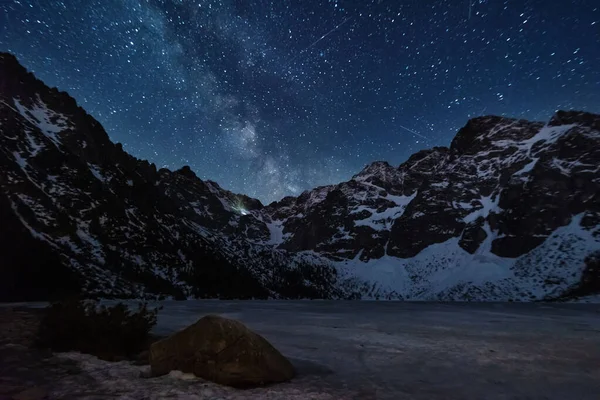 Cielo Estrellado Brillante Con Vía Láctea Fondo Las Altas Montañas — Foto de Stock