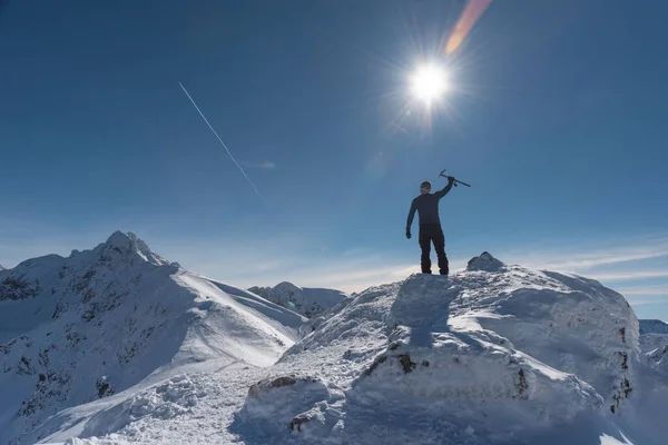 拥有游客 滑雪者和令人惊奇的自然状态的塔特拉山冬季美景 图库图片