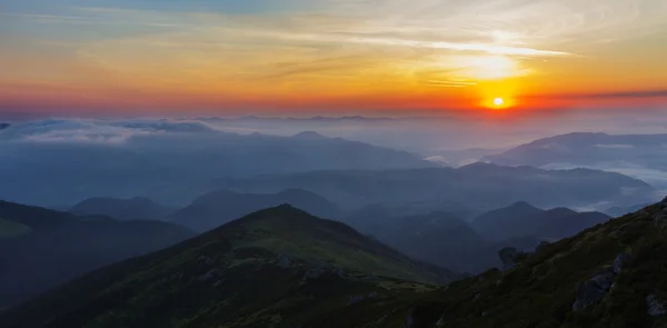 Peyzaj dağlar gündoğumu bulutlar