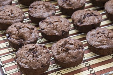 Izgara üzerinde küçük çikolata muffins bol