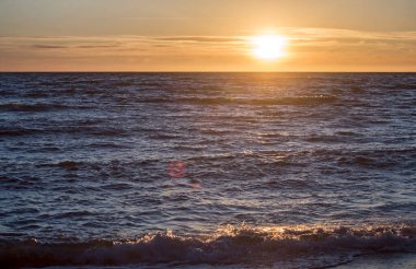 Baltık Denizi 'nde gün batımı. Litvanya 'nın Klaipeda limanının su bölgesi.