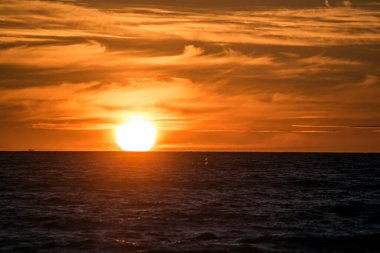 Baltık Denizi 'nde gün batımı. Litvanya 'nın Klaipeda limanının su bölgesi.