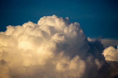 Günbatımında kümülüs bulutları. Dramatik gökyüzünün soyut bileşimi.