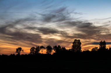 Tarlaların üzerinde dramatik bir gökyüzü. Doğu Litvanya 'da tarım arazisi.