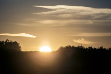 Alanları üzerinde gün batımı. Doğu Litvanya tarım peyzaj.
