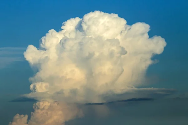 Cumuluswolken Licht Des Sonnenuntergangs Abstrakte Komposition Des Dramatischen Himmels lizenzfreie Stockfotos