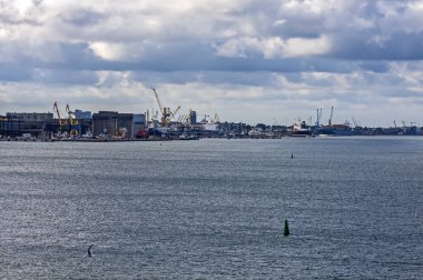 Bir yaz günü liman üzerinde güzel bulutlar. Litvanya 'nın Klaipeda limanı, Baltık Denizi' nin Curonian Gölünün kuzey kesiminde yer almaktadır..