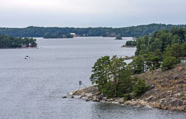 Kayalık adaları olan geniş İskandinav su alanının güzel bir manzarası. İsveç, Stockholm yakınlarındaki Baltık Denizi koyunda bir yaz günü..