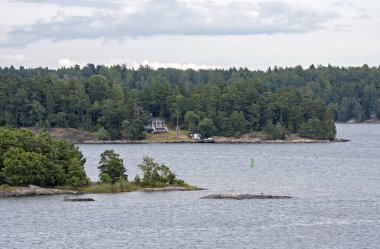 Kayalık adaları olan geniş İskandinav su alanının güzel bir manzarası. İsveç, Stockholm yakınlarındaki Baltık Denizi koyunda bir yaz günü..