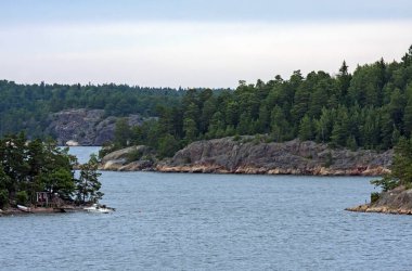 Kayalık adaları olan geniş İskandinav su alanının güzel bir manzarası. İsveç, Stockholm yakınlarındaki Baltık Denizi koyunda bir yaz günü..