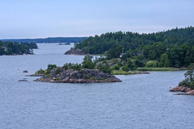 Kayalık adaları olan geniş İskandinav su alanının güzel bir manzarası. İsveç, Stockholm yakınlarındaki Baltık Denizi koyunda bir yaz günü..
