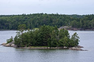 Kayalık adaları olan geniş İskandinav su alanının güzel bir manzarası. İsveç, Stockholm yakınlarındaki Baltık Denizi koyunda bir yaz günü..