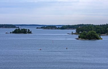 Kayalık adaları olan geniş İskandinav su alanının güzel bir manzarası. İsveç, Stockholm yakınlarındaki Baltık Denizi koyunda bir yaz günü..