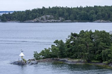 Kayalık adaları olan geniş İskandinav su alanının güzel bir manzarası. İsveç, Stockholm yakınlarındaki Baltık Denizi koyunda bir yaz günü..