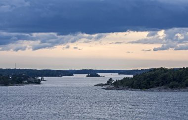 Kayalık adaları olan geniş İskandinav su alanının güzel bir manzarası. İsveç, Stockholm yakınlarındaki Baltık Denizi koyunda bir yaz günü..