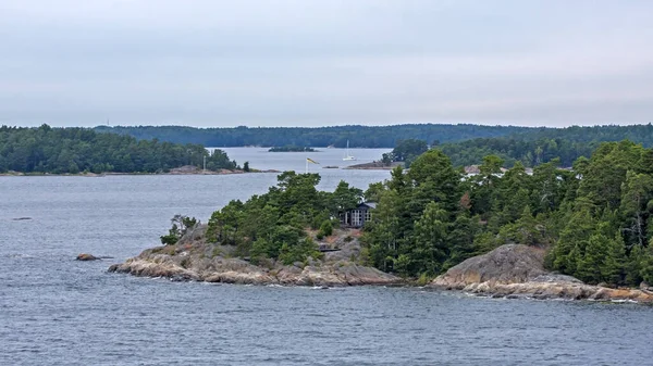 Kayalık adaları olan geniş İskandinav su alanının güzel bir manzarası. İsveç, Stockholm yakınlarındaki Baltık Denizi koyunda bir yaz günü..