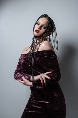 Stüdyoda poz veren modaya uygun genç bir kadının portresi. 