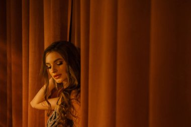 Sahne arkası çekimi. Tiyatroda poz veren güzel genç kadın.