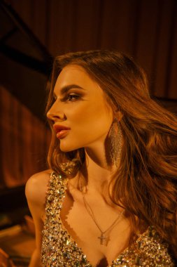 Tiyatroda poz veren güzel genç bir kadın.