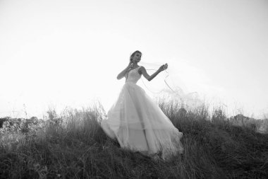  Dışarıda poz veren genç, güzel gelin, siyah ve beyaz 