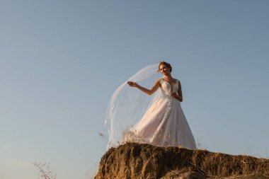  Genç güzel gelin dışarıda poz veriyor.