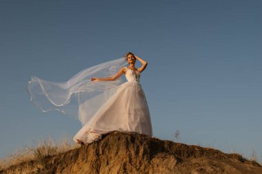  Genç güzel gelin dışarıda poz veriyor.