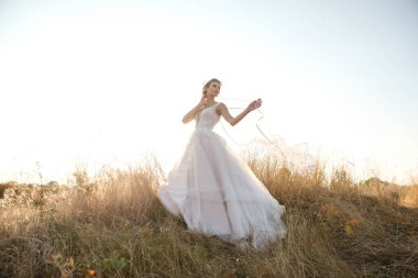  Genç güzel gelin dışarıda poz veriyor.