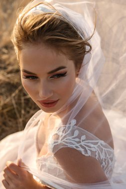  Genç güzel gelin dışarıda poz veriyor.