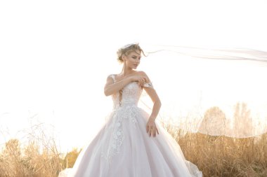  Genç güzel gelin dışarıda poz veriyor.