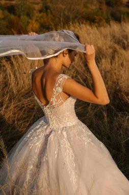  Genç güzel gelin dışarıda poz veriyor.