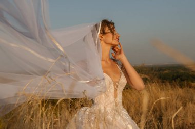  Genç güzel gelin dışarıda poz veriyor.