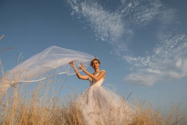  Genç güzel gelin dışarıda poz veriyor.